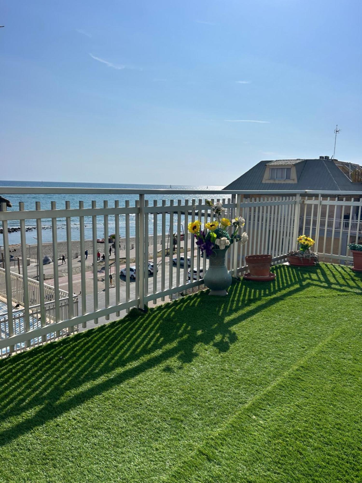 Appartement Front Sea Luxury à Ostie Extérieur photo