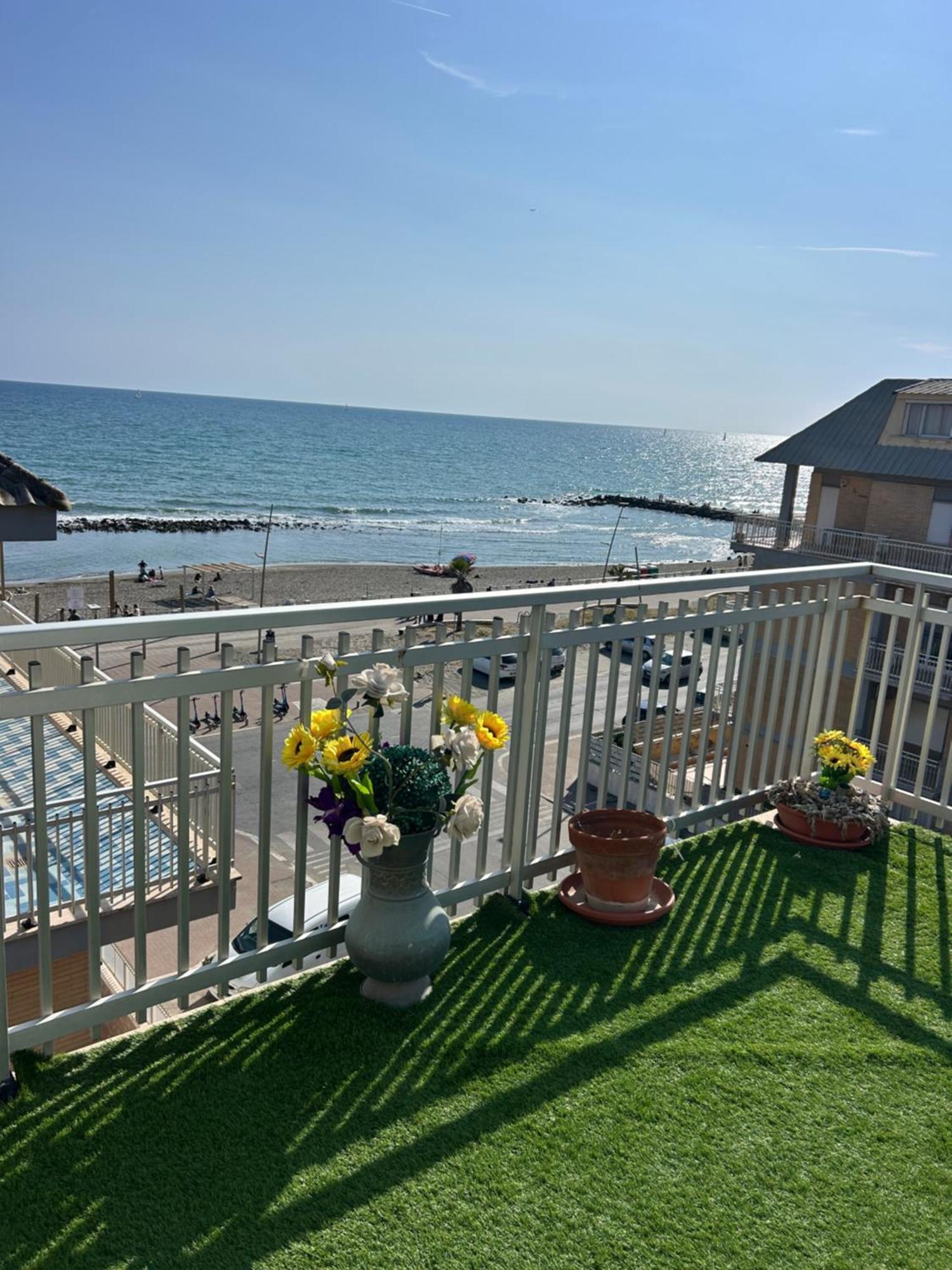 Appartement Front Sea Luxury à Ostie Extérieur photo